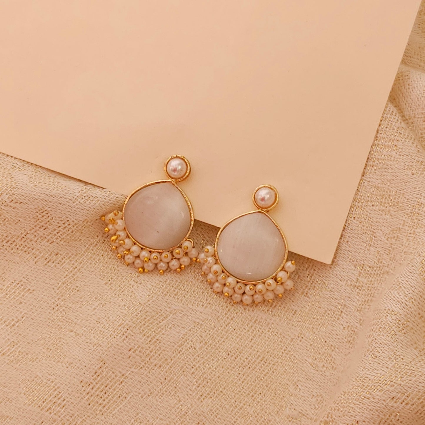 Drop earrings White