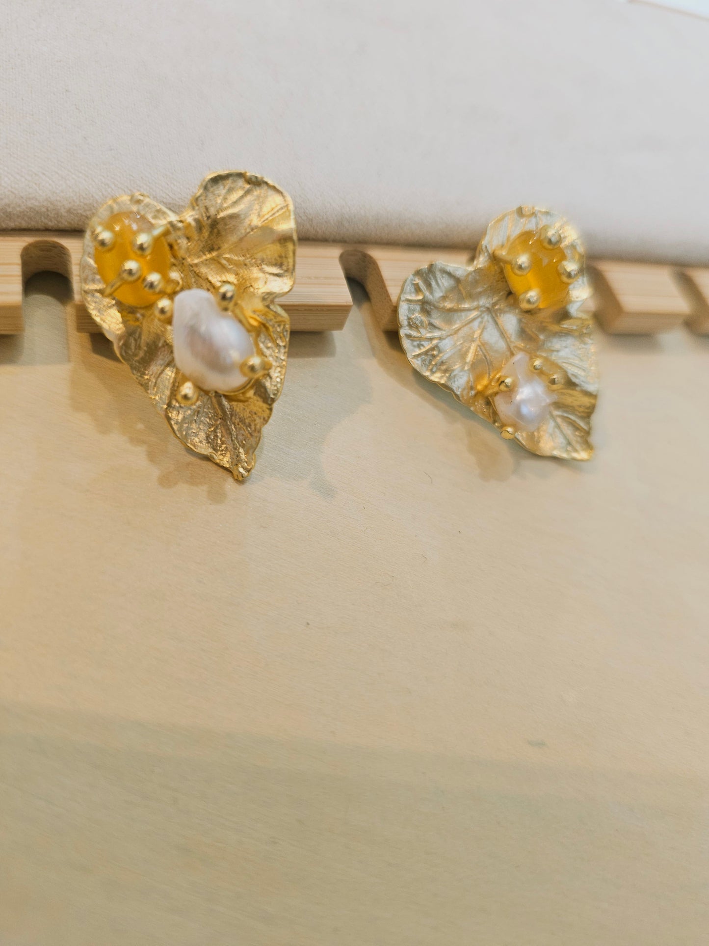 Monstera Pearl earrings