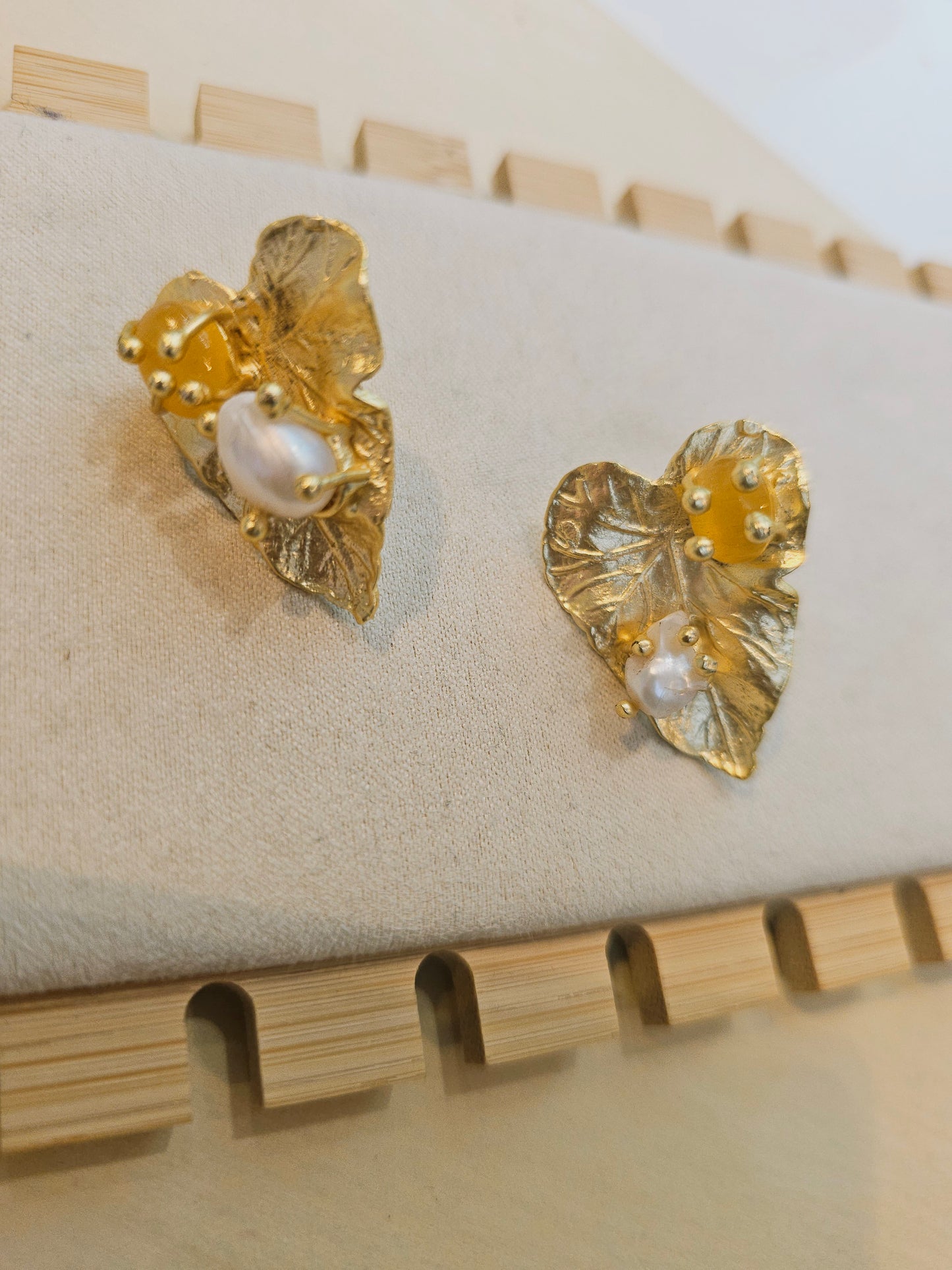 Monstera Pearl earrings