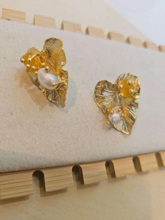 Monstera Pearl earrings